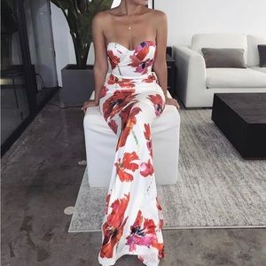 Gorgeous, elegant strapless formal gown dress with train. Size SM